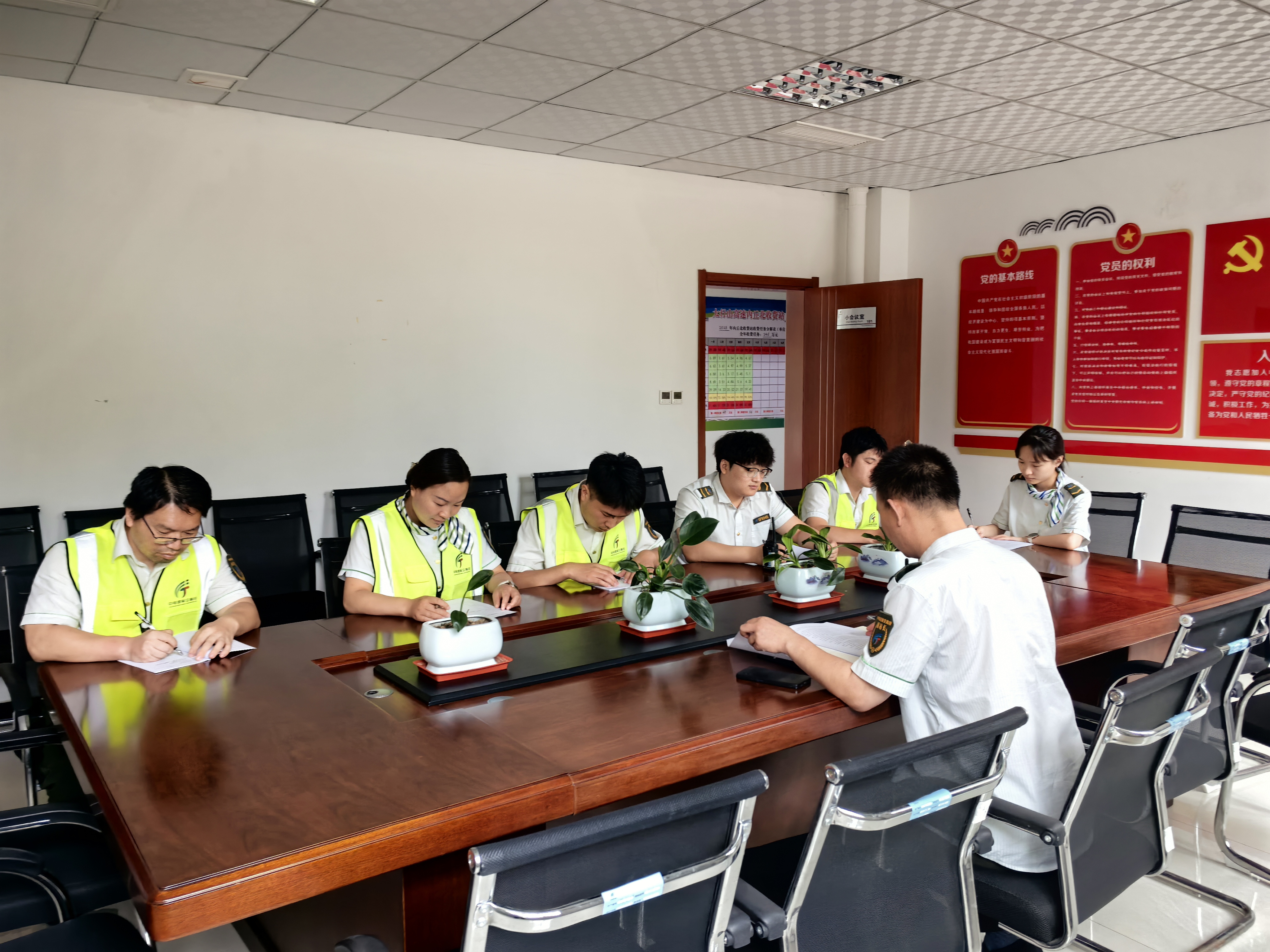 内丘北收费站组织学习省内旅游包车电子包车牌新规.jpg